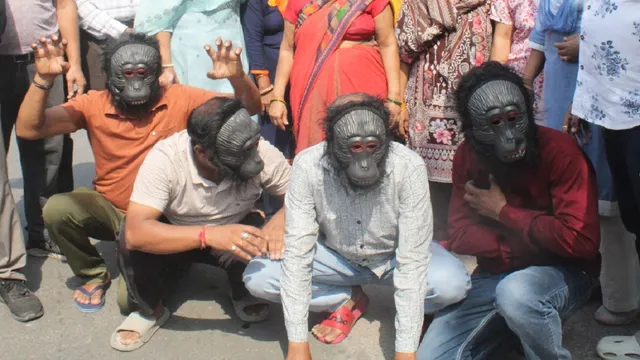 अनोखा विरोध प्रदर्शन: बंदरों का रूप धरकर डीएम ऑफिस पहुंचे लोग; मेरठ नगर निगम और वन विभाग के खिलाफ नारेबाजी  
